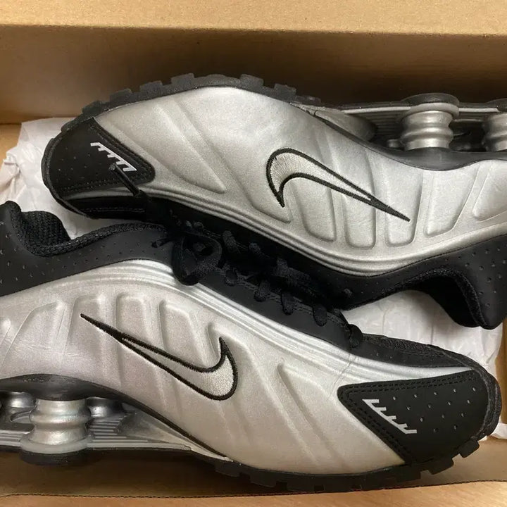 [BUNJANG] Nike Shox R4 Metallic Silver Black Shoes / 나이키 샥스 r4 메탈릭 실버 블랙 245