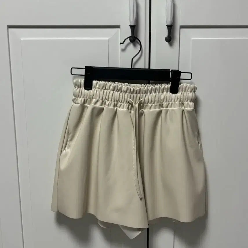 [BUNJANG] Ivory Leather Banding Shorts / 아이보리 레더 밴딩 숏팬츠
