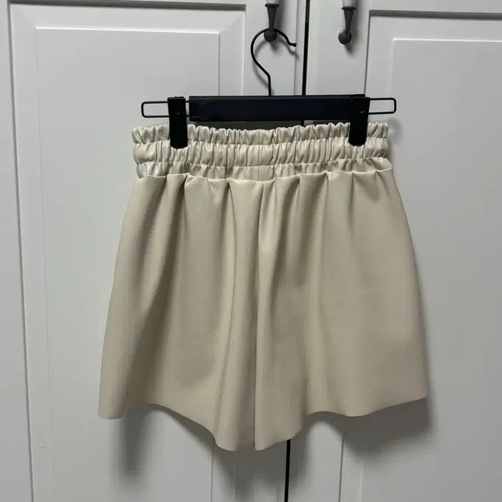 [BUNJANG] Ivory Leather Banding Shorts / 아이보리 레더 밴딩 숏팬츠