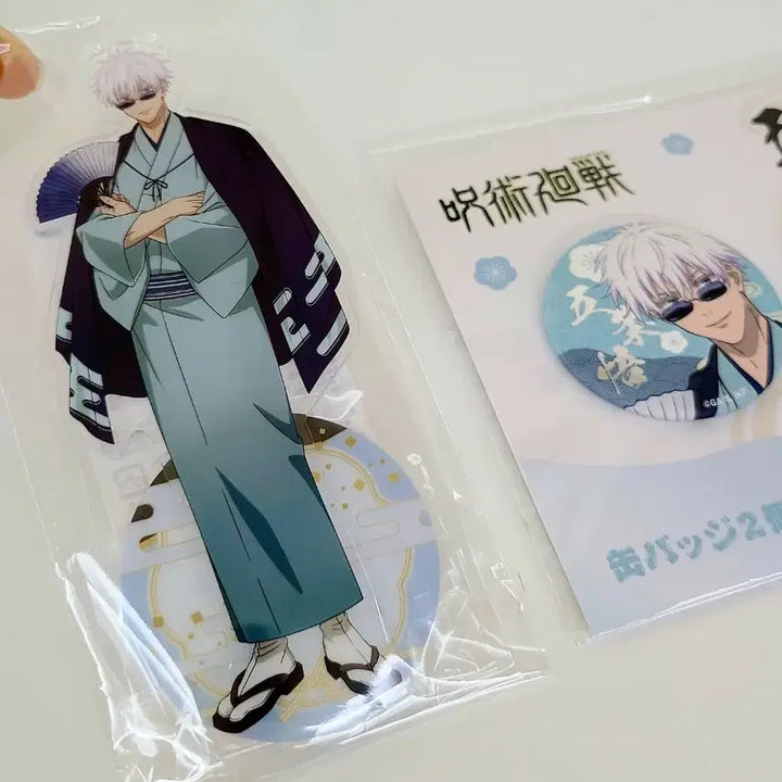 [BUNJANG] Jujutsu Kaisen 10th Anniversary TOHO Gojo Acrylic Stand &amp; Can Badge Set (Sealed) / 주술회전 10주년 TOHO 토호 고죠 아크릴 스탠드 캔뱃지 미개봉 새상품