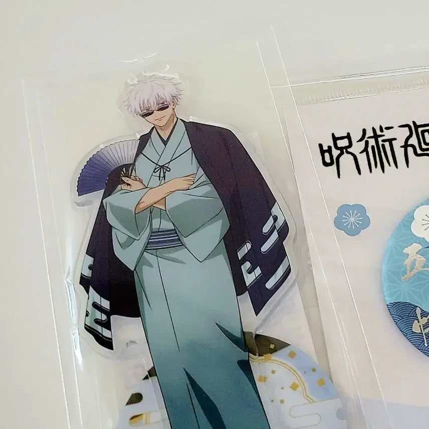 [BUNJANG] Jujutsu Kaisen 10th Anniversary TOHO Gojo Acrylic Stand &amp; Can Badge Set (Sealed) / 주술회전 10주년 TOHO 토호 고죠 아크릴 스탠드 캔뱃지 미개봉 새상품