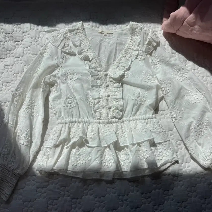 [BUNJANG] Maje Lace V-Neck Blouse / 마쥬 블라우스