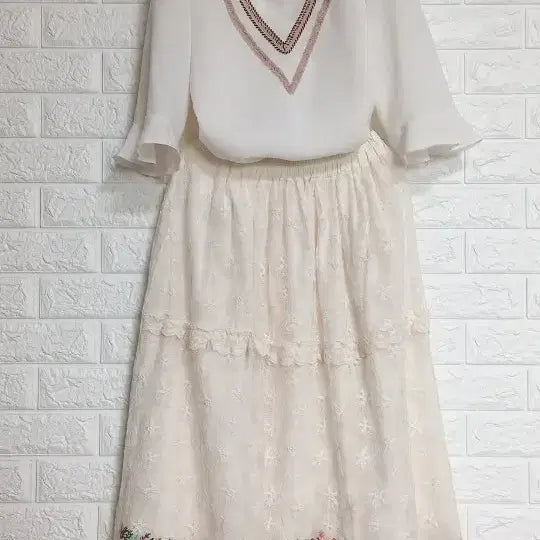 [BUNJANG] Embroidered Lace Skirt and Blouse Set / 예쁜 자수 레이스 치마와 블라우스