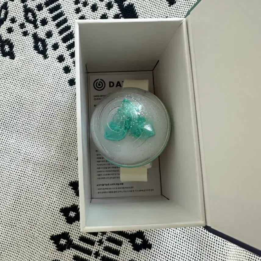 [BUNJANG] DAY6 OFFICIAL LIGHT STICK Made In:??? Ver.2 / 데이식스 마데워치 버전2 공식 응원봉 라이트밴드 ver.2