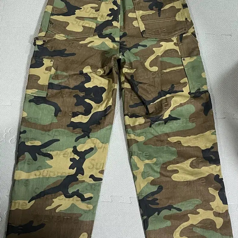 [BUNJANG] Supreme Jacquard Logo Double Knee Denim Painter Jeans Woodland Camo / 크림풀구성) 슈프림 자카드 로고 더블 니 데님 페인터 진 우드랜드 카모