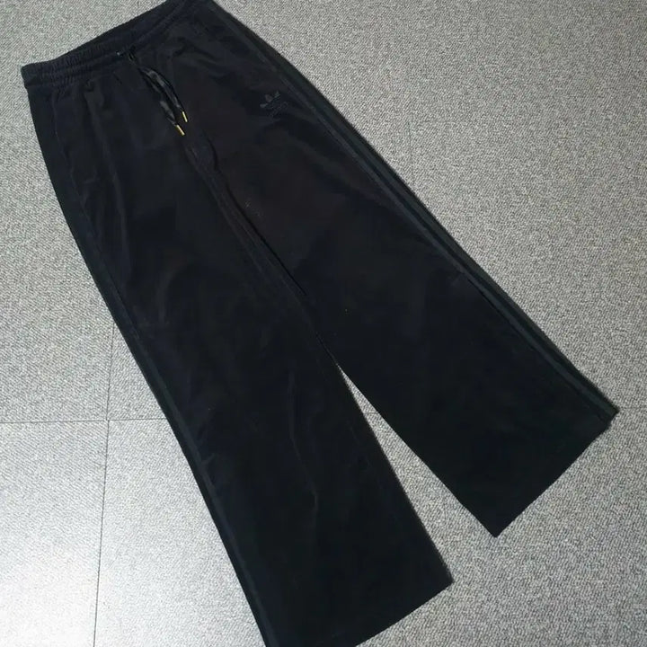 [BUNJANG] Adidas Velvet Track Pants / 아디다스 벨벳 트레이닝바지 판매합니다