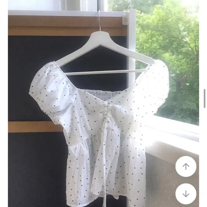 [BUNJANG] Dot Off-Shoulder Blouse - White / 에이블리 도트 여리 오프숄더 블라우스 화이트 교신가능