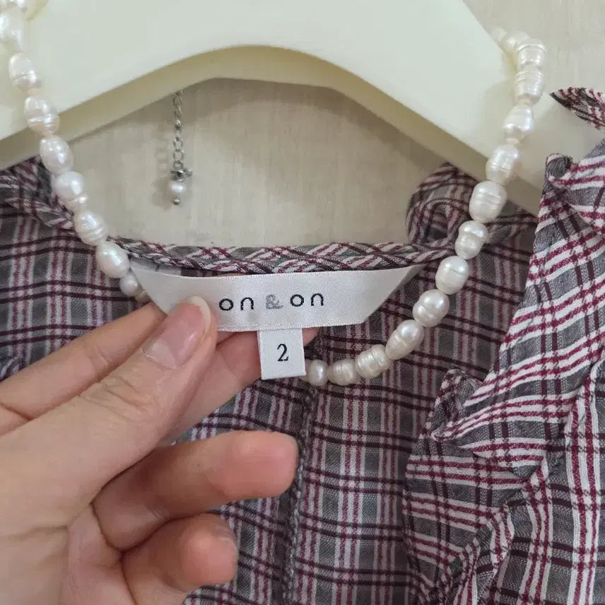 [SOLD OUT] 온앤온 체크 프릴블라우스