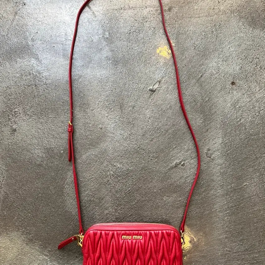 [BUNJANG] Miu Miu Matelassé Double Zipper Crossbody Bag / 미우미우 마테라쎄 더블 지퍼 크로스백(정품)