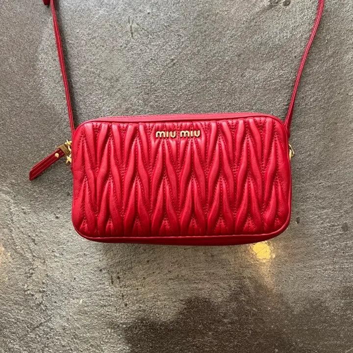 [BUNJANG] Miu Miu Matelassé Double Zipper Crossbody Bag / 미우미우 마테라쎄 더블 지퍼 크로스백(정품)