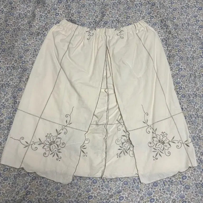 [BUNJANG] Vintage Embroidered Skirt / 빈티지 자수 스커트