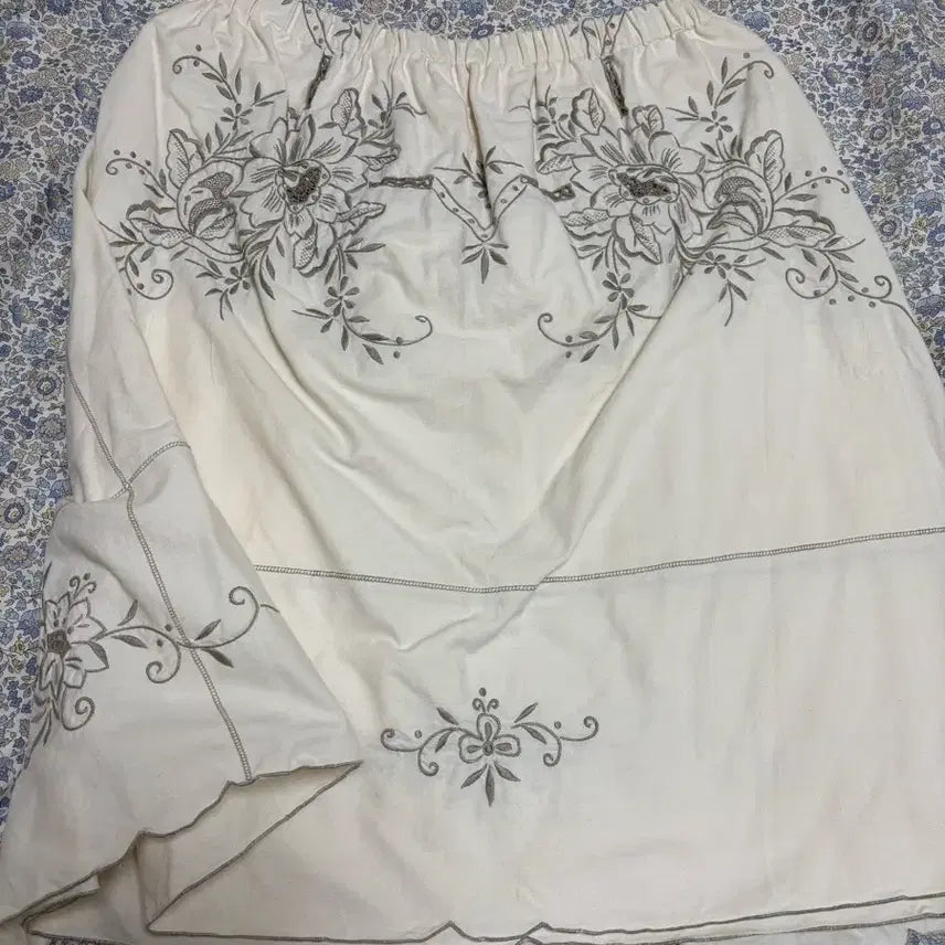 [BUNJANG] Vintage Embroidered Skirt / 빈티지 자수 스커트