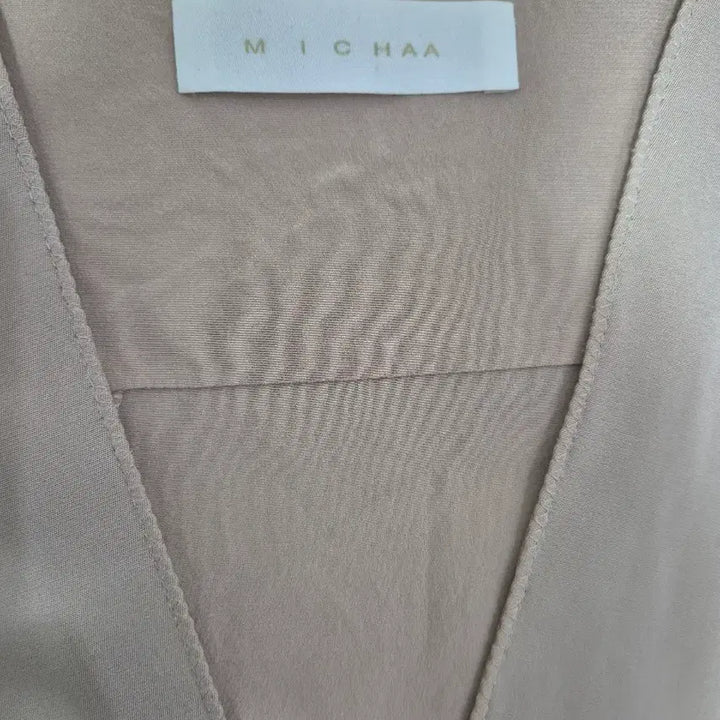 [BUNJANG] MICHAA Rayon Sleeveless Blouse - Beige / MICHAA 미샤 레이온 슬리브리스 블라우스 / 베이지