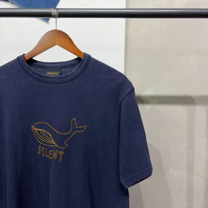 [BUNJANG] Uniform Bridge Whale Embroidery Short Sleeve T-Shirt Size 105 / (105) 유니폼브릿지 캐주얼 고래 자수 반팔 티