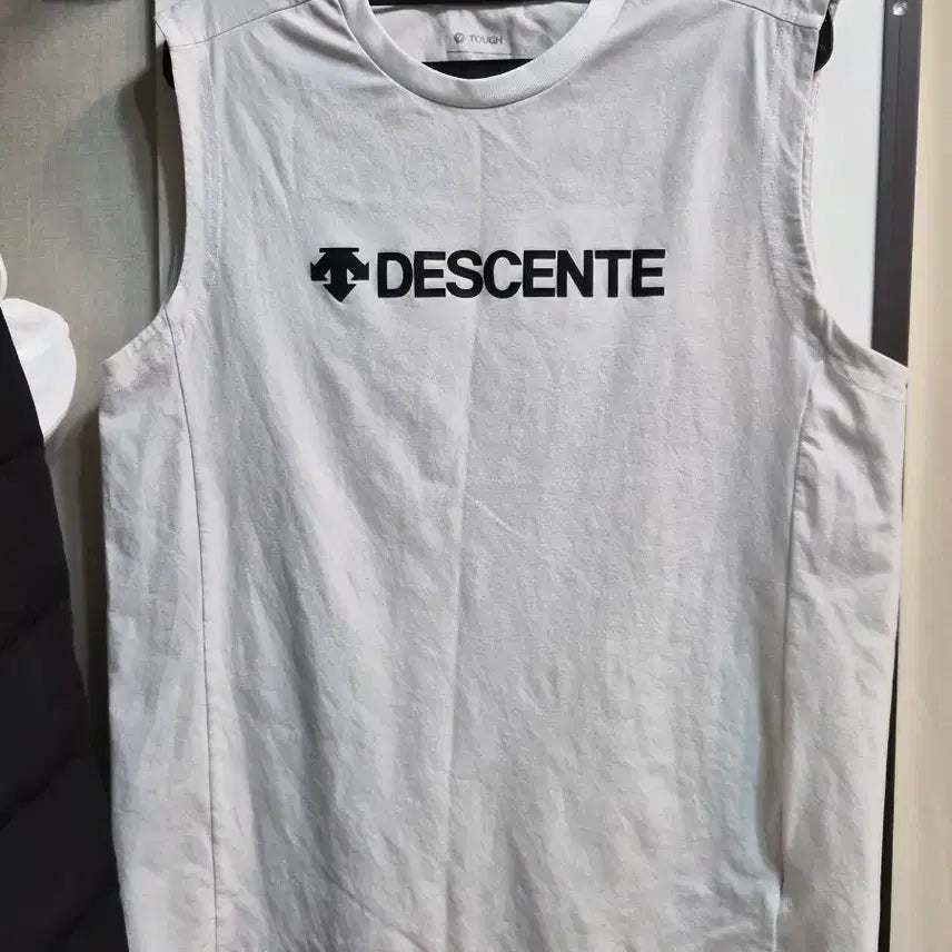 [BUNJANG] Descente White Sleeveless T-Shirt, Size M / 데상트 화이트 민소매 티셔츠 m사이즈