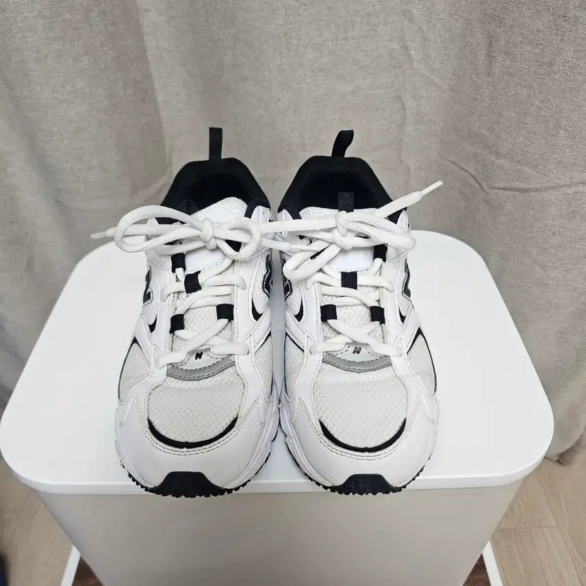 [BUNJANG] New Balance 408 White Black Sneakers / .250뉴발란스 408 화이트 블랙 운동화 -885