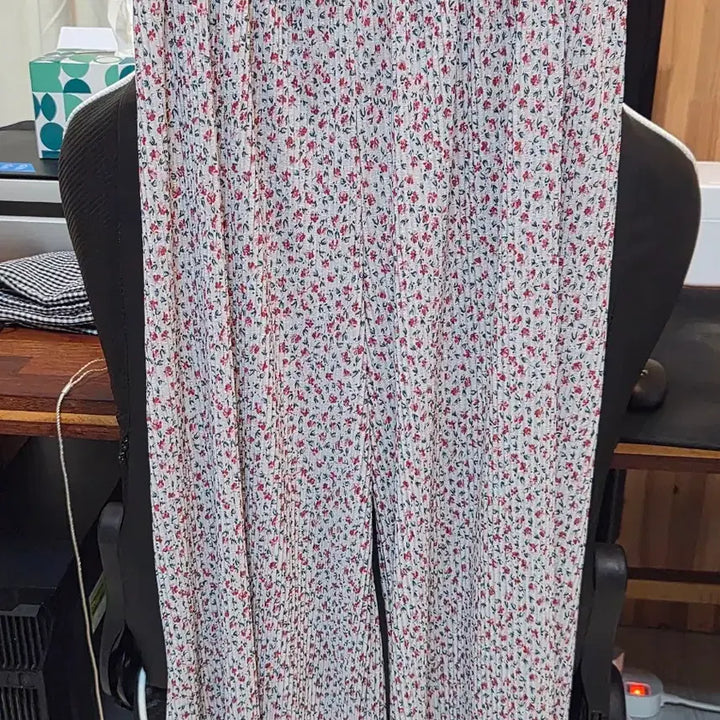 [BUNJANG] Floral Pattern Pleated Wide Leg 7/10 Length Pants / 플라워 패턴 플리츠 와이드 팬츠 7부