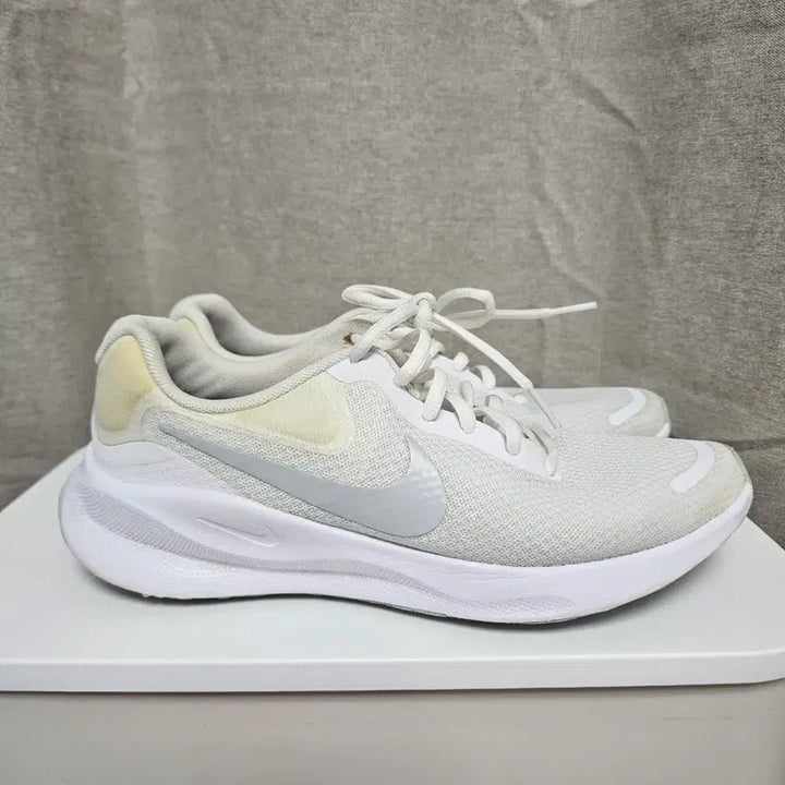 [BUNJANG] Nike Revolution 7 White Running Shoes / 255나이키 레볼루션7  흰색 런닝화   -886
