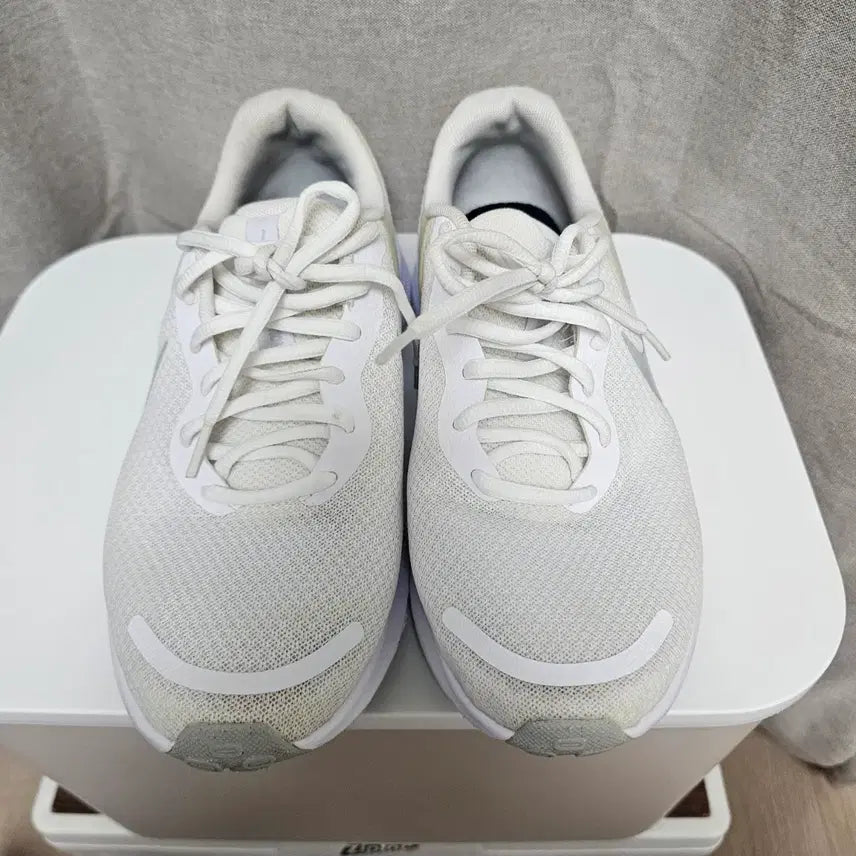 [BUNJANG] Nike Revolution 7 White Running Shoes / 255나이키 레볼루션7  흰색 런닝화   -886