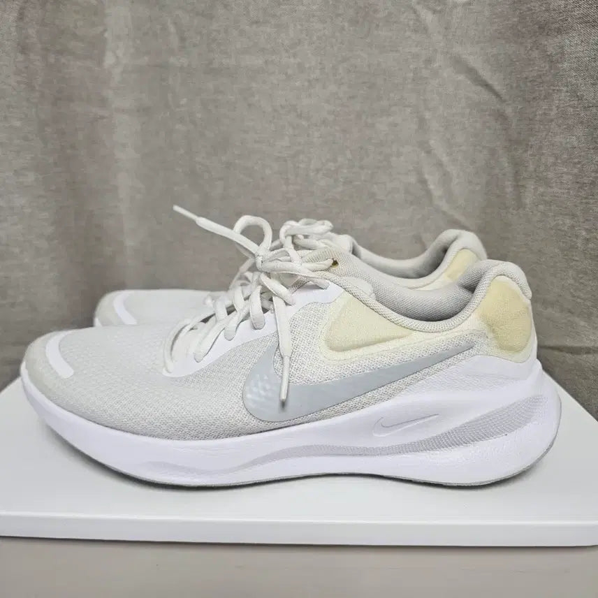 [BUNJANG] Nike Revolution 7 White Running Shoes / 255나이키 레볼루션7  흰색 런닝화   -886