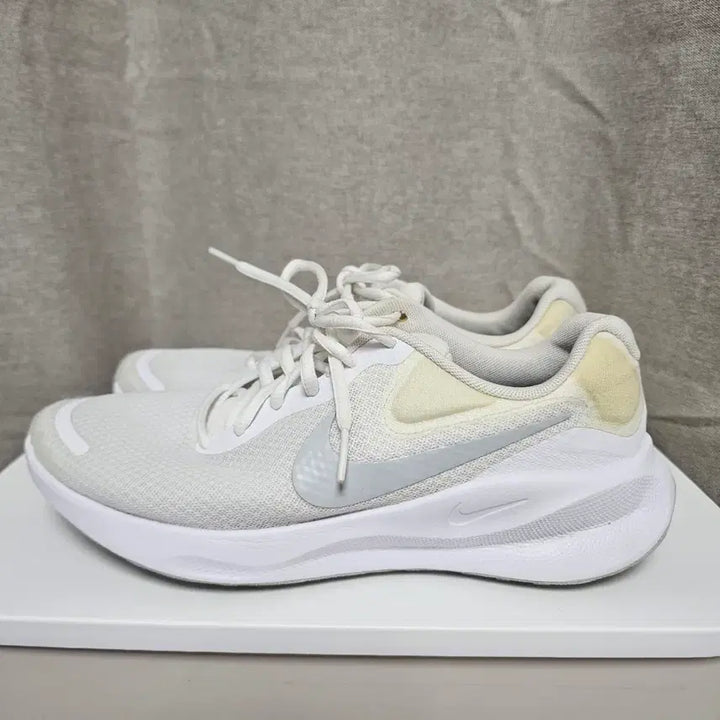 [BUNJANG] Nike Revolution 7 White Running Shoes / 255나이키 레볼루션7  흰색 런닝화   -886