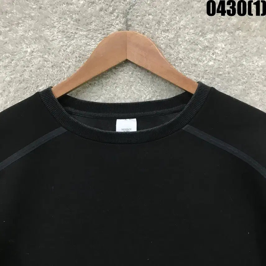 [BUNJANG] Descente Black Line Detail Sweatshirt T-Shirt / 데상트 블랙 라인 포인트 맨투맨 티셔츠 s