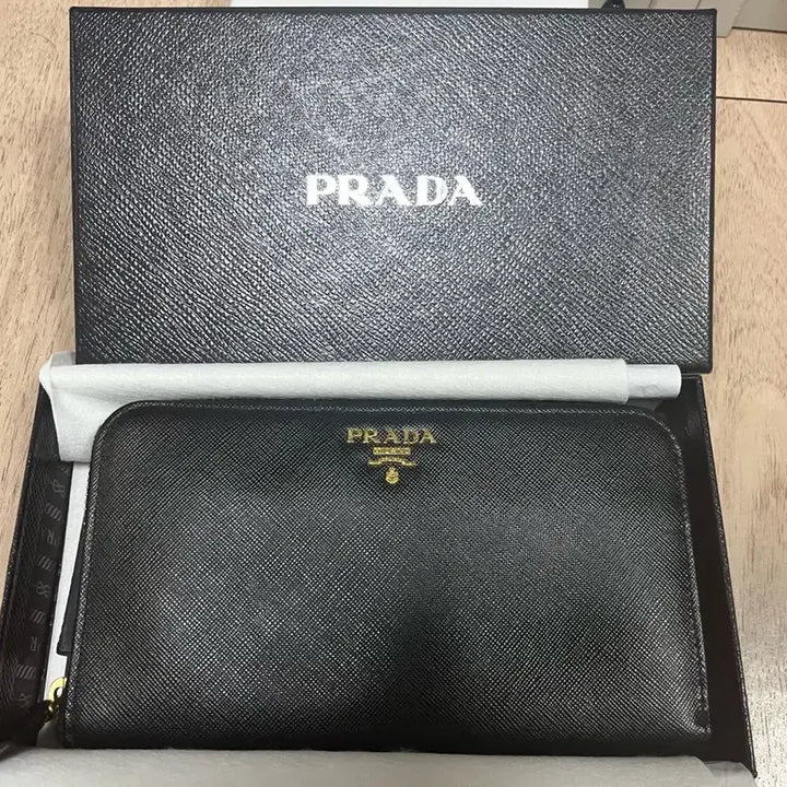 [SOLD OUT] 프라다 장지갑