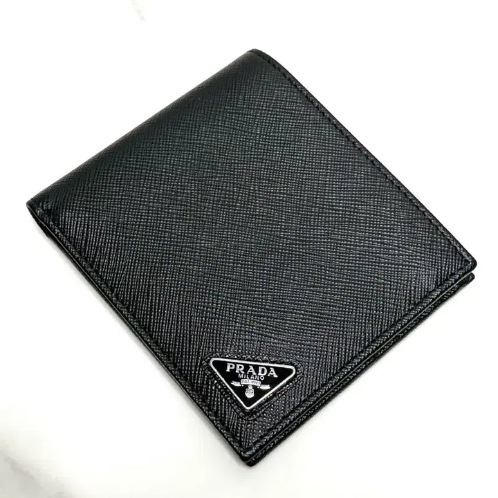 [SOLD OUT] (백화점/A+)프라다 사피아노 삼각로고 반지갑