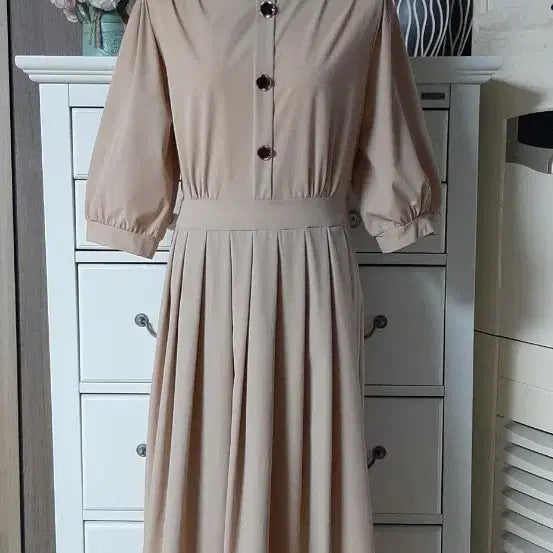 [BUNJANG] Elegant Beige Dress with Black &amp; Gold Buttons / 예쁜 베이지원피스