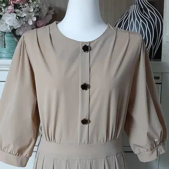[BUNJANG] Elegant Beige Dress with Black &amp; Gold Buttons / 예쁜 베이지원피스
