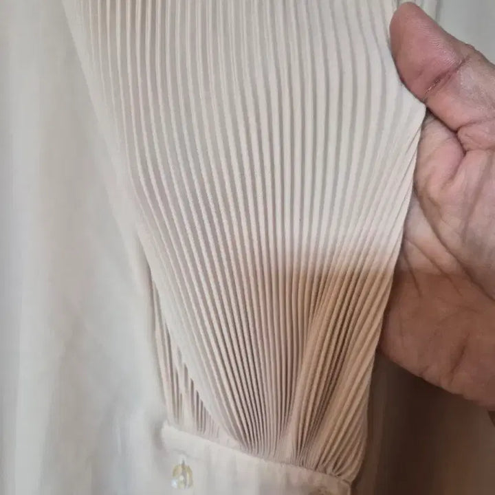 [BUNJANG] Ivory Pleated Collar Blouse / 아이보리색 플리츠 칼라 블라우스