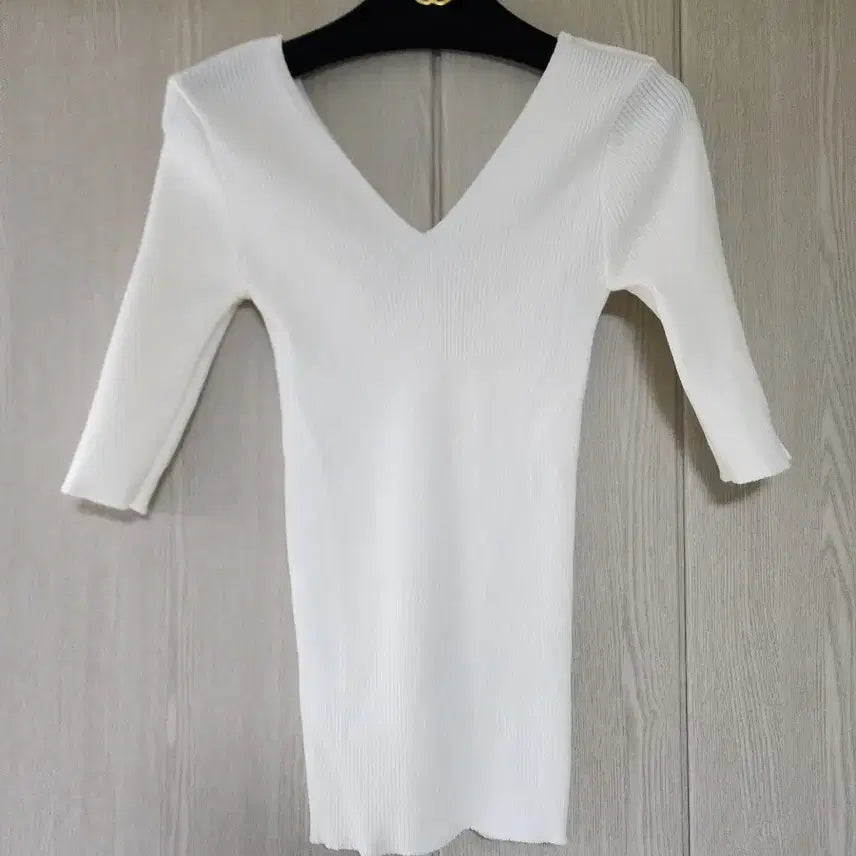 [BUNJANG] White V-Neck Ribbed Knit 7-Sleeve Top / 화이트 V넥 골지 니트