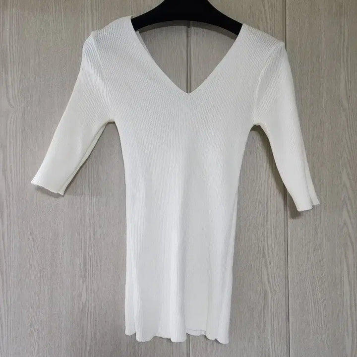 [BUNJANG] White V-Neck Ribbed Knit 7-Sleeve Top / 화이트 V넥 골지 니트