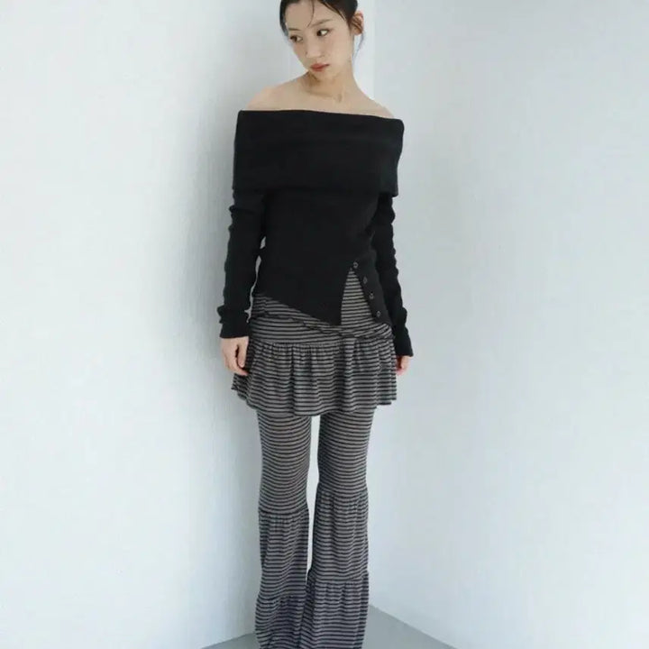 [BUNJANG] Agly Shadow Ruffle Stripe Skirt Pants (Charcoal) / 어글리쉐도우 캉캉 스트라이프 스커트 팬츠(차콜)