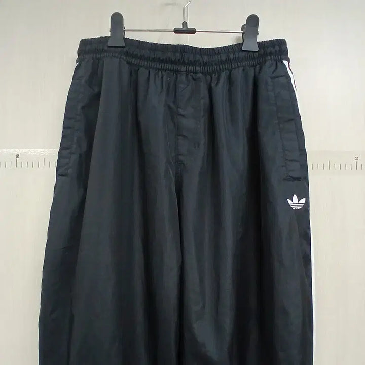 [BUNJANG] Adidas Three-Stripes Flame Logo Training Pants Black / 아디다스 삼선 불꽃 로고 트레이닝 바지 블랙