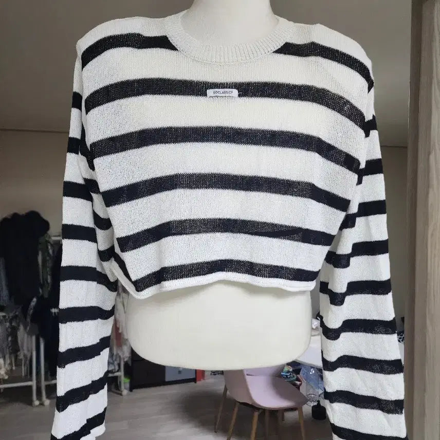 [BUNJANG] Modern Striped Shoulder Pad Crop Knit Top / 모던한 스트라이프 어깨패드 크롭 니트