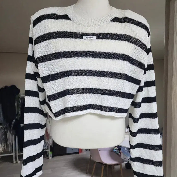[BUNJANG] Modern Striped Shoulder Pad Crop Knit Top / 모던한 스트라이프 어깨패드 크롭 니트