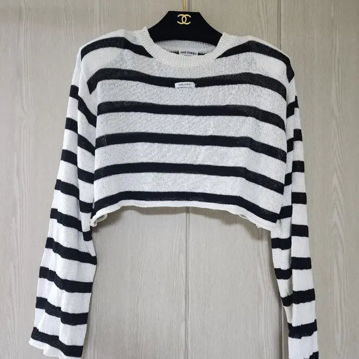 [BUNJANG] Modern Striped Shoulder Pad Crop Knit Top / 모던한 스트라이프 어깨패드 크롭 니트