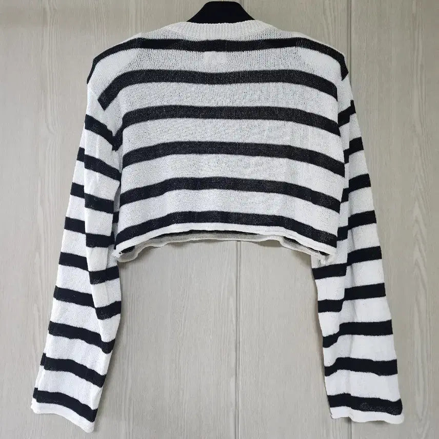 [BUNJANG] Modern Striped Shoulder Pad Crop Knit Top / 모던한 스트라이프 어깨패드 크롭 니트