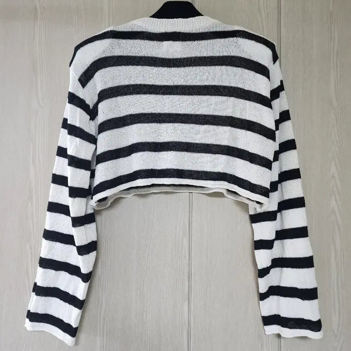 [BUNJANG] Modern Striped Shoulder Pad Crop Knit Top / 모던한 스트라이프 어깨패드 크롭 니트