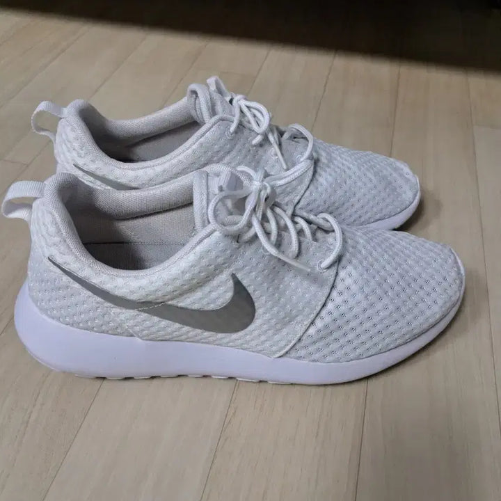 [BUNJANG] Nike Roshe One Bred White Sneakers / 나이키 로쉐원 브레드 화이트 스니커즈. 사이즈 275