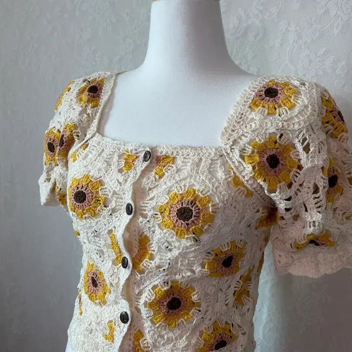 [BUNJANG] Sunflower Crochet Knit Puff Blouse / 해바라기 크로셰 니트 퍼프 블라우스