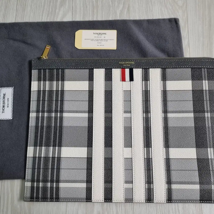 [SOLD OUT] 백화점판 신상 톰브라운 사선 클러치 가방 미듐