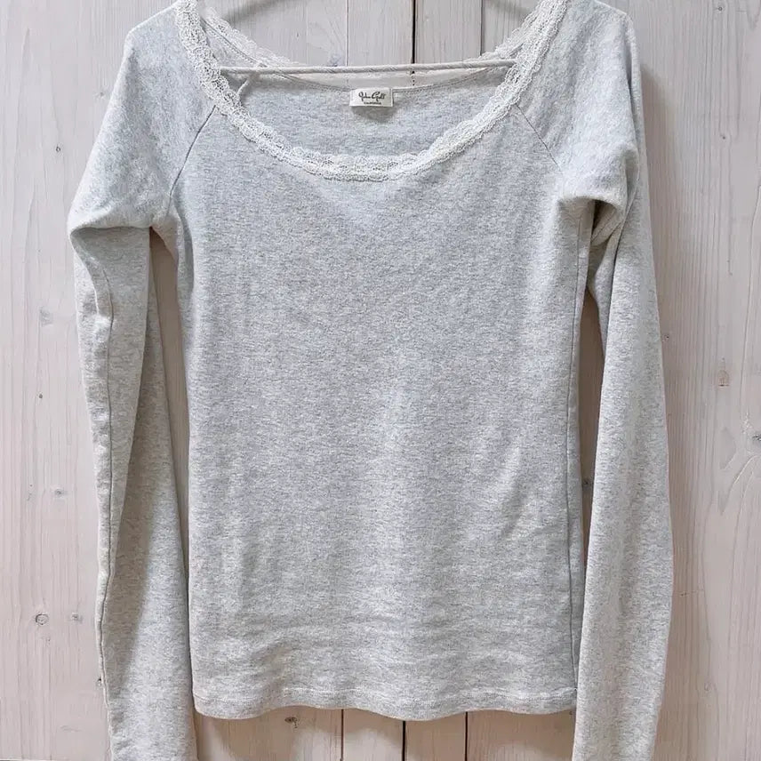 [BUNJANG] Brandy Melville Larissa Semi-Off-Shoulder Lace Top / 브랜디멜빌 Larissa 세미오프숄더 레이스 탑
