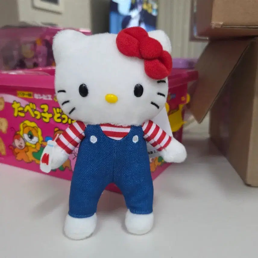 [BUNJANG] Hello Kitty 50th Anniversary Tokyo Exhibition Denim Mascot Doll Keychain / 헬로키티 도쿄 전시회 멜빵 데님 마스코트 50주년 인형 키링