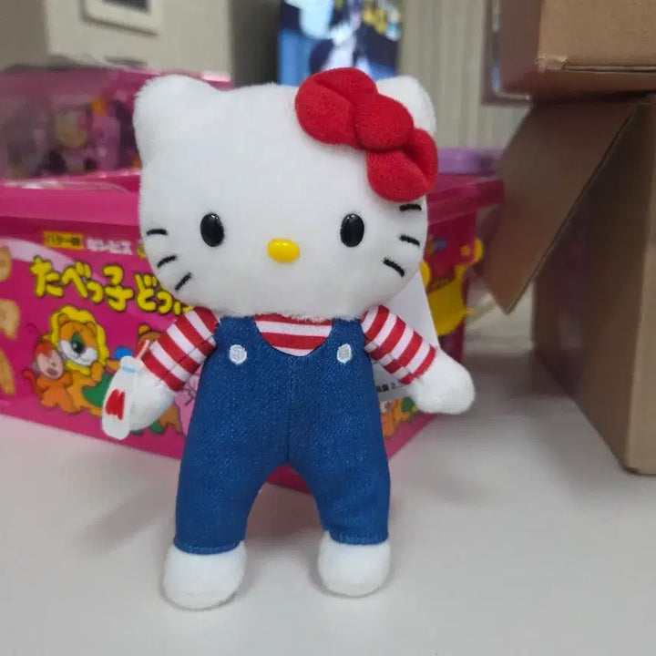 [BUNJANG] Hello Kitty 50th Anniversary Tokyo Exhibition Denim Mascot Doll Keychain / 헬로키티 도쿄 전시회 멜빵 데님 마스코트 50주년 인형 키링