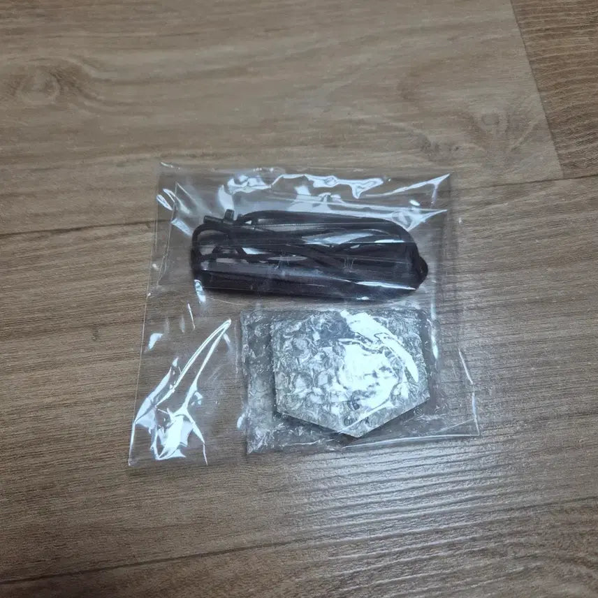 [SOLD OUT] 급전)진격의 거인 미카사 머플러+에렌 지하실 목걸이