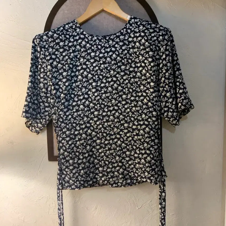 [BUNJANG] Floral Pattern Blouse / 플라워패턴 블라우스