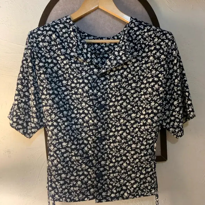 [BUNJANG] Floral Pattern Blouse / 플라워패턴 블라우스