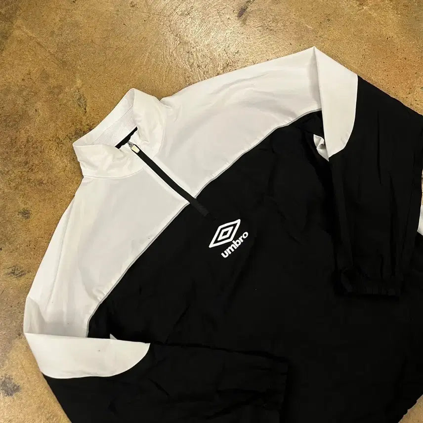 [SOLD OUT] [정품/L] 엄브로 블랙 화이트 반집업 바람막이 자켓